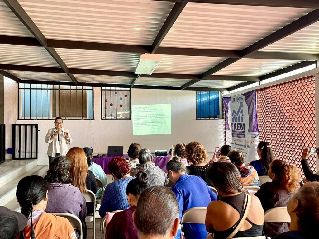 Participantes del conversatorio “Las Cuatro Caras de la Mujer” en el Instituto de la Mujer de Cuernavaca.