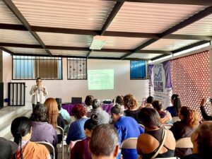 Participantes del conversatorio “Las Cuatro Caras de la Mujer” en el Instituto de la Mujer de Cuernavaca.