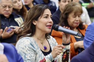 Directora del IMC, Lorena Elizabeth Castillo Castillo, asistiendo a la conferencia magistral sobre investigación y seguridad.