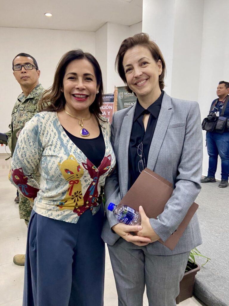 Directora del IMC, Lorena Elizabeth Castillo Castillo, asistiendo a la conferencia magistral sobre investigación y seguridad.