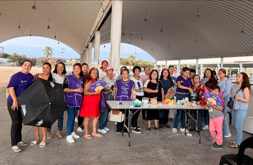 Mujeres participantes del Taller de Elaboración de Productos Naturales de Belleza, organizado por el Instituto de la Mujer de Cuernavaca en Acapantzingo