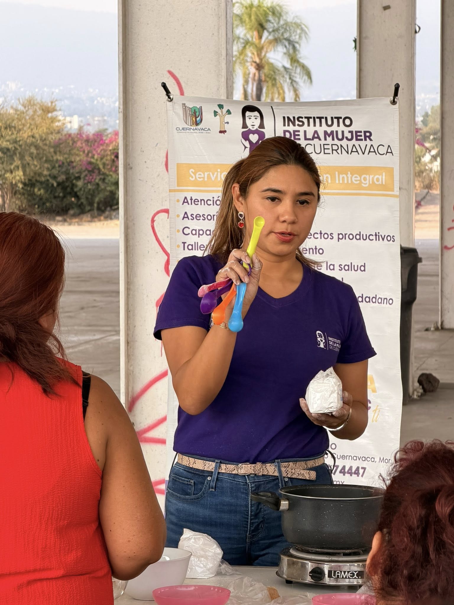 Mujeres participantes del Taller de Elaboración de Productos Naturales de Belleza, organizado por el Instituto de la Mujer de Cuernavaca en Acapantzingo