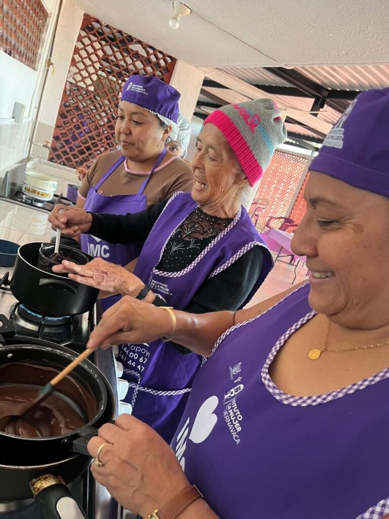 Mujeres participan en el taller “Bombas de Chocolate” del Instituto de la Mujer de Cuernavaca, fortaleciendo la autonomía económica, el autocuidado y la sororidad.