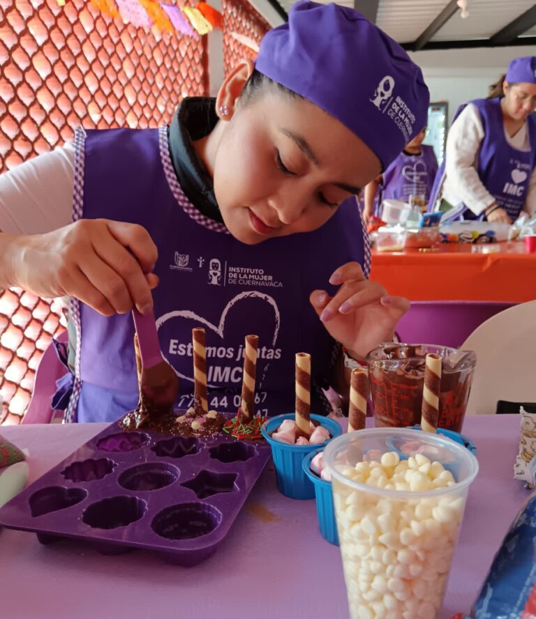 Mujeres participan en el taller “Bombas de Chocolate” del Instituto de la Mujer de Cuernavaca, fortaleciendo la autonomía económica, el autocuidado y la sororidad.