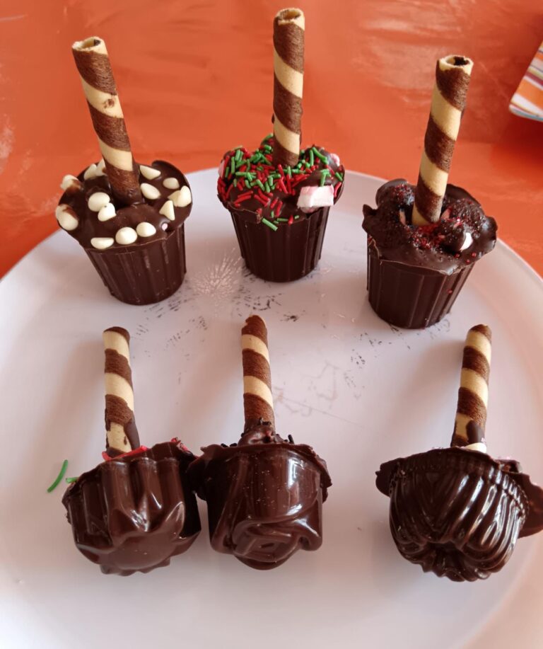 Mujeres participan en el taller “Bombas de Chocolate” del Instituto de la Mujer de Cuernavaca, fortaleciendo la autonomía económica, el autocuidado y la sororidad.