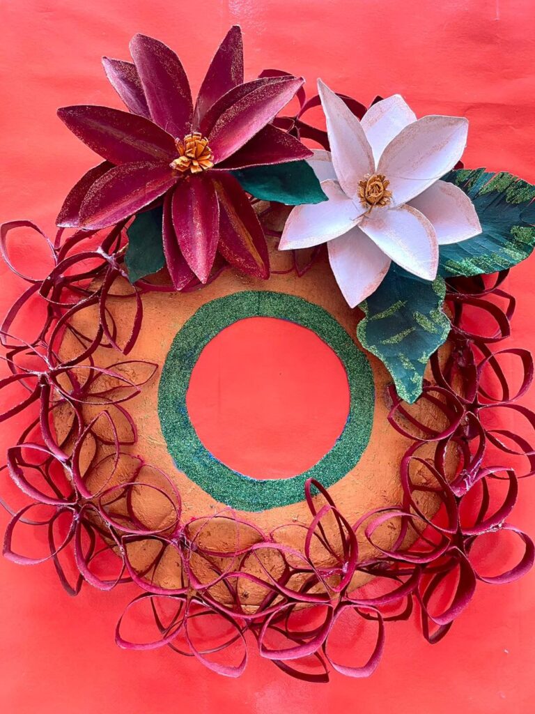 Mujeres participan en el Taller de Elaboración de Coronas Navideñas con material reciclado en el Instituto de la Mujer de Cuernavaca, promoviendo creatividad, reciclaje y autonomía económica.