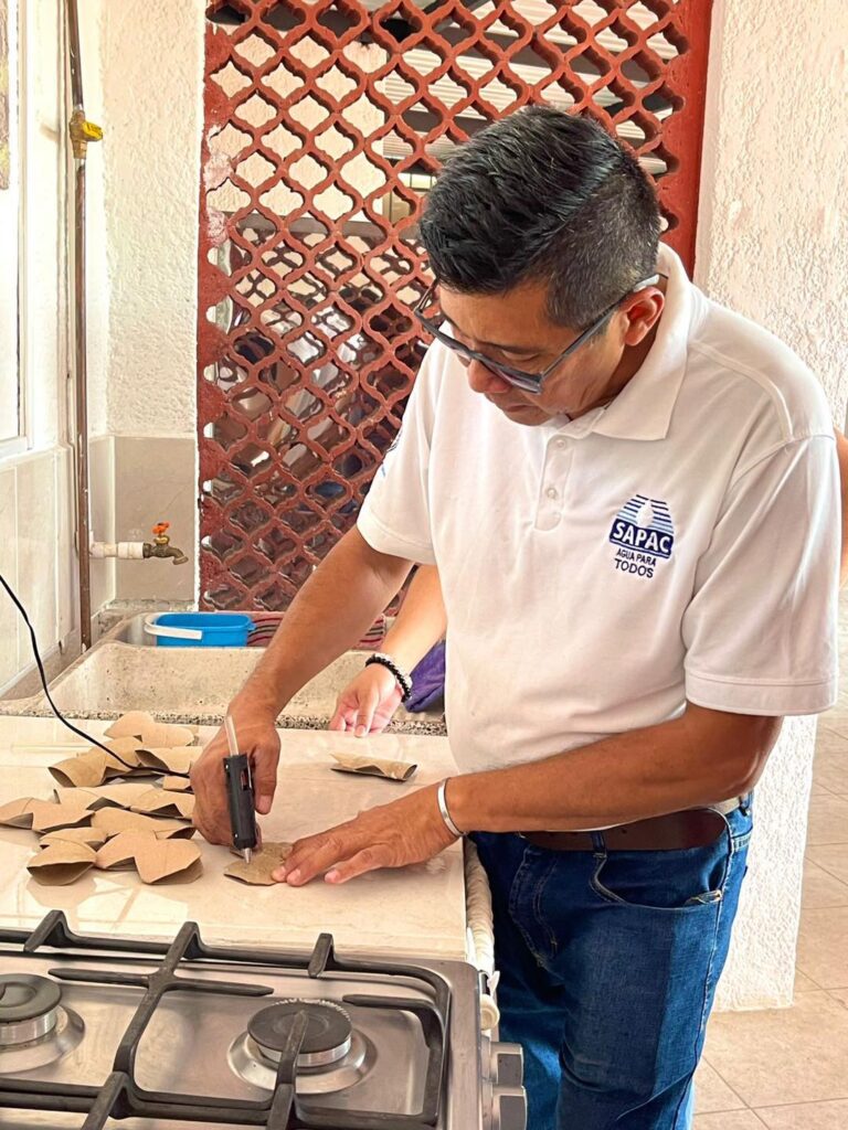 Mujeres participan en el Taller de Elaboración de Coronas Navideñas con material reciclado en el Instituto de la Mujer de Cuernavaca, promoviendo creatividad, reciclaje y autonomía económica.