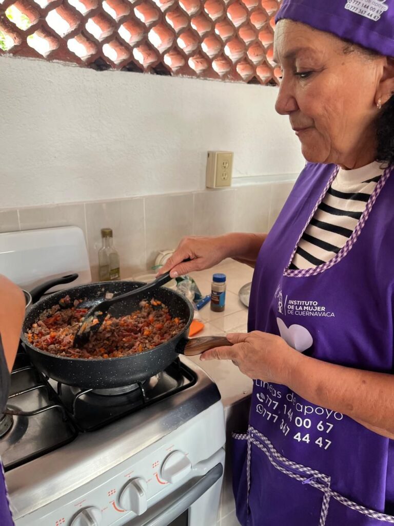 Mujeres participan en talleres del programa FAEM del Instituto de la Mujer de Cuernavaca, fortaleciendo su autonomía económica y desarrollo personal.