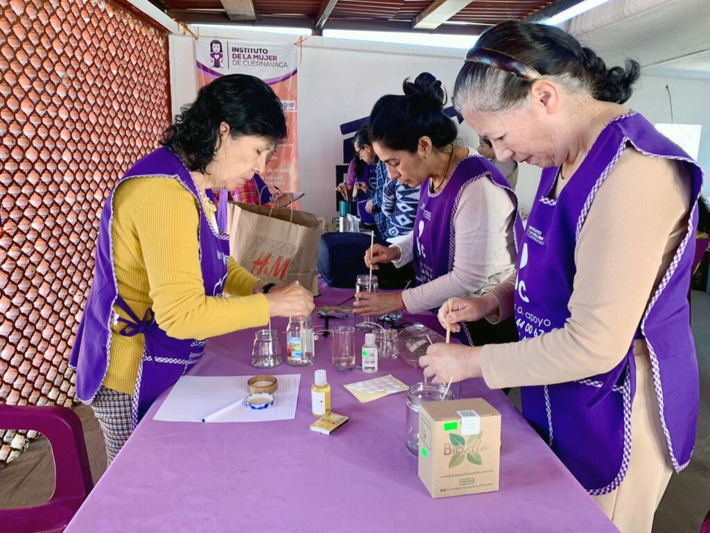 Mujeres participan en talleres del programa FAEM del Instituto de la Mujer de Cuernavaca, fortaleciendo su autonomía económica y desarrollo personal.