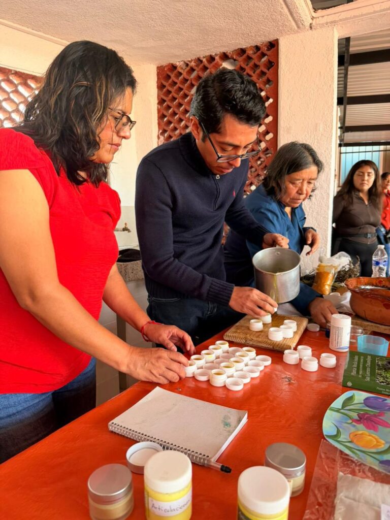 Taller de Elaboración de Pomadas para Articulaciones, con la maestra herbolaria Lina Esther Marbán Flores - Instituto de la Mujer de Cuernavaca (IMC)