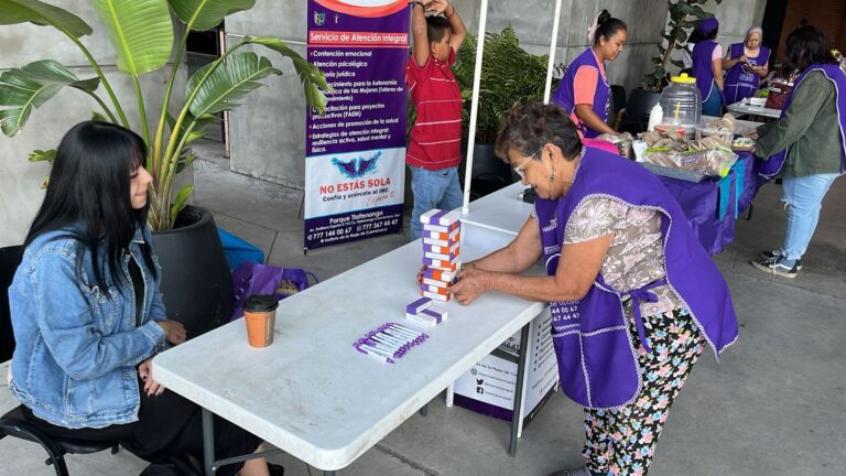 Emprendedoras participan en la Cooperativa Violeta organizada por el Instituto de la Mujer de Cuernavaca en la UAEM
