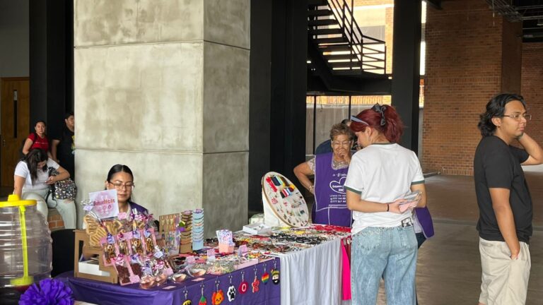 Emprendedoras participan en la Cooperativa Violeta organizada por el Instituto de la Mujer de Cuernavaca en la UAEM