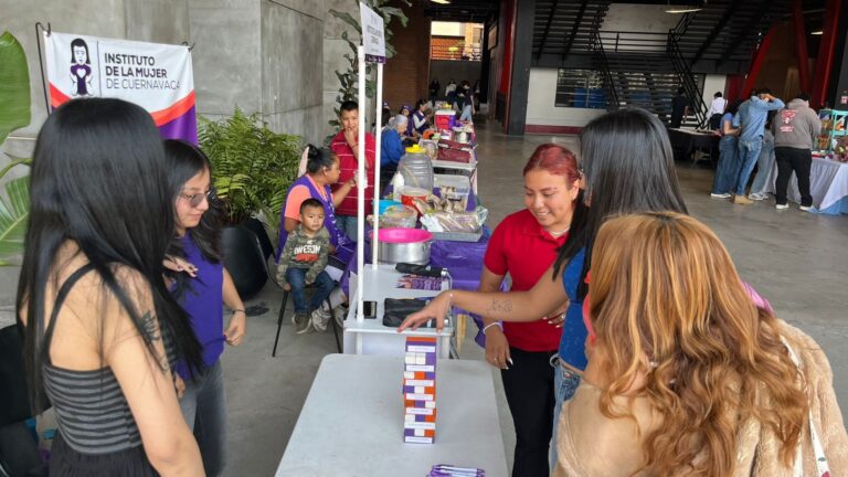 Emprendedoras participan en la Cooperativa Violeta organizada por el Instituto de la Mujer de Cuernavaca en la UAEM