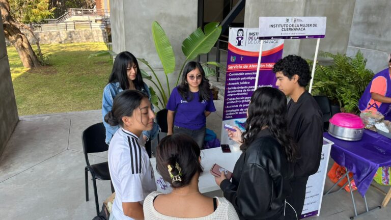 Emprendedoras participan en la Cooperativa Violeta organizada por el Instituto de la Mujer de Cuernavaca en la UAEM