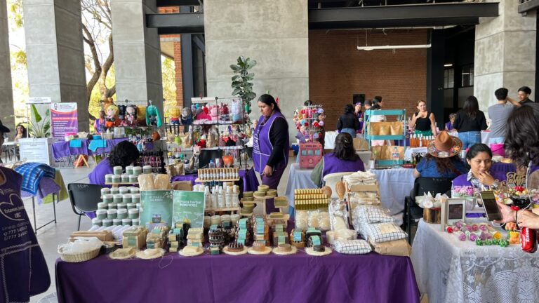 Emprendedoras participan en la Cooperativa Violeta organizada por el Instituto de la Mujer de Cuernavaca en la UAEM