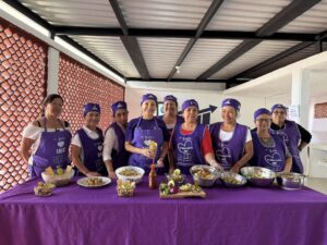 Mujeres participando en taller de elaboración de ceviche del IMC en Cuernavaca como parte del programa FAEM.