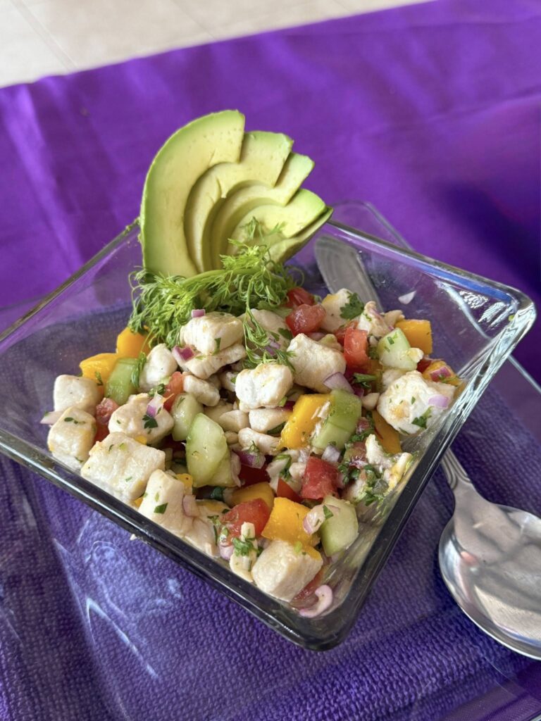 Mujeres participando en taller de elaboración de ceviche del IMC en Cuernavaca como parte del programa FAEM.