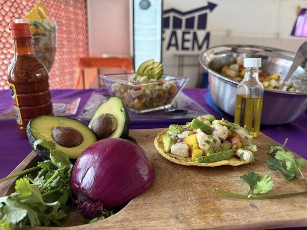 Mujeres participando en taller de elaboración de ceviche del IMC en Cuernavaca como parte del programa FAEM.