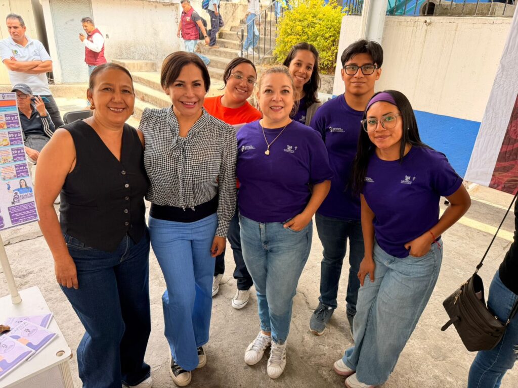 Módulo del Instituto de la Mujer de Cuernavaca en la Feria de la Paz brindando orientación y servicios a mujeres.