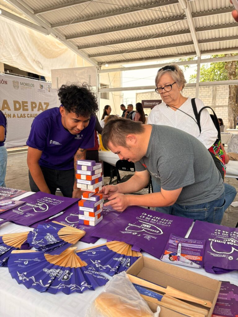 Módulo del Instituto de la Mujer de Cuernavaca en la Feria de la Paz brindando orientación y servicios a mujeres.