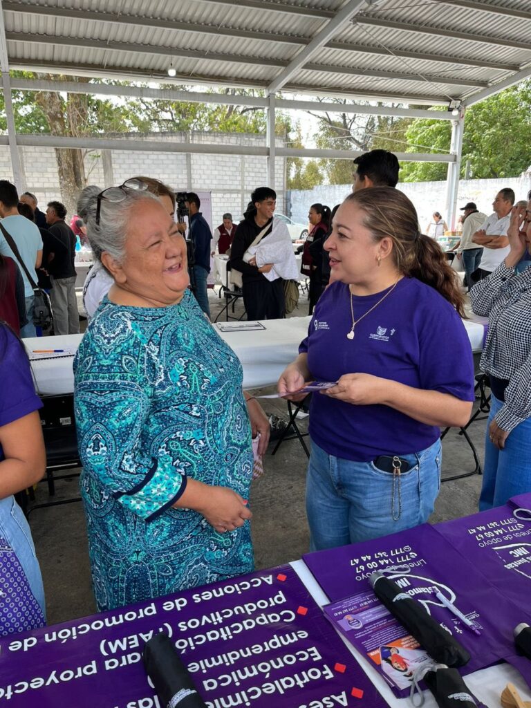 Módulo del Instituto de la Mujer de Cuernavaca en la Feria de la Paz brindando orientación y servicios a mujeres.