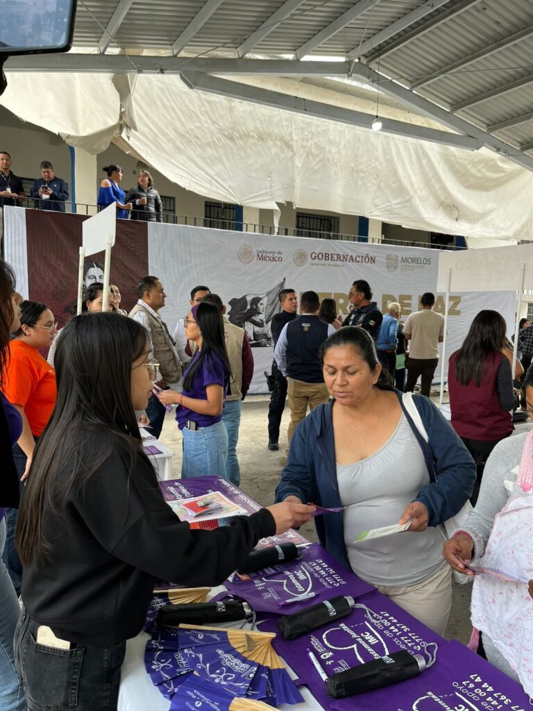 Módulo del Instituto de la Mujer de Cuernavaca en la Feria de la Paz brindando orientación y servicios a mujeres.