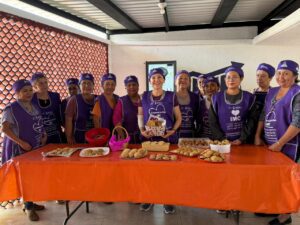 Participantes del taller de galletas del IMC aprendiendo técnicas de repostería y fortaleciendo habilidades para el emprendimiento.