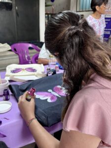 Mujeres participando en Taller de pintura sobre bolsas de tela del IMC en Cuernavaca como parte del programa FAEM.