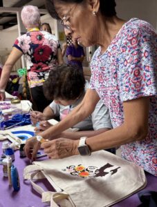 Mujeres participando en Taller de pintura sobre bolsas de tela del IMC en Cuernavaca como parte del programa FAEM.