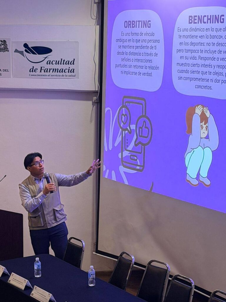 Plática del Instituto de la Mujer de Cuernavaca sobre prevención de la violencia en el noviazgo con estudiantes de la Facultad de Farmacia de la UAEM.