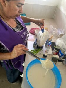 Mujeres participando en taller de fresas con crema del IMC en Parque Tlaltenango en Cuernavaca.