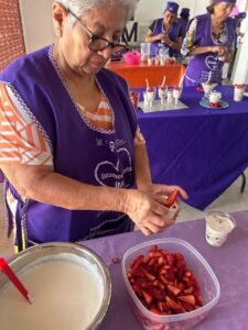 Mujeres participando en taller de fresas con crema del IMC en Parque Tlaltenango en Cuernavaca.