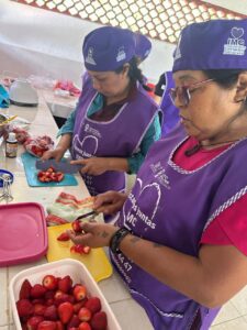 Mujeres participando en taller de fresas con crema del IMC en Parque Tlaltenango en Cuernavaca.