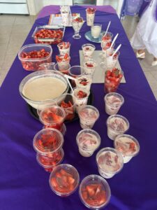 Mujeres participando en taller de fresas con crema del IMC en Parque Tlaltenango en Cuernavaca.