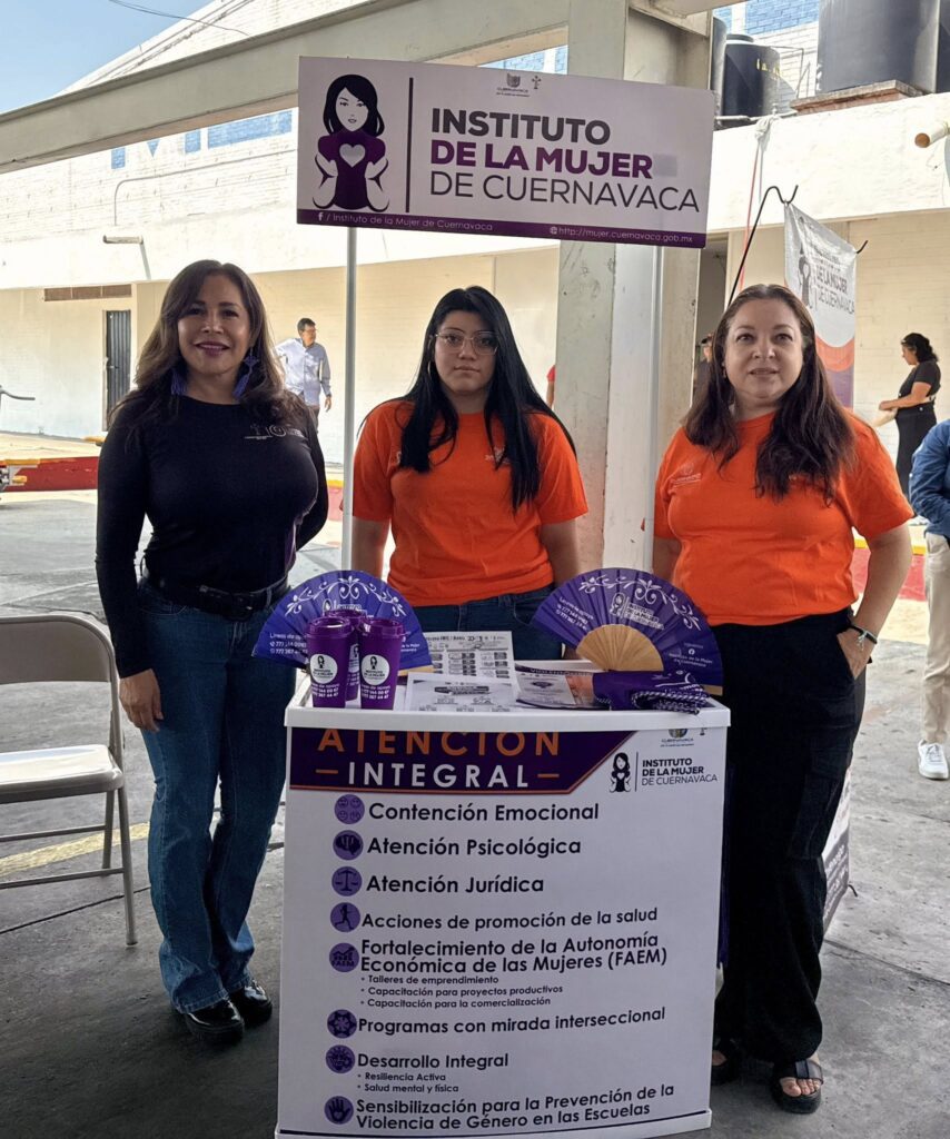 Personal del IMC brindando atención e información durante Cabildo Abierto en el mercado de Altavista en Cuernavaca.