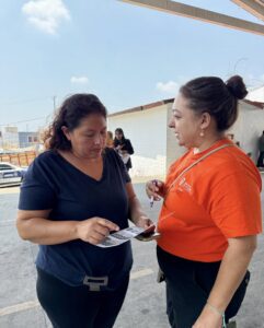 Personal del IMC brindando atención e información durante Cabildo Abierto en el mercado de Altavista en Cuernavaca.