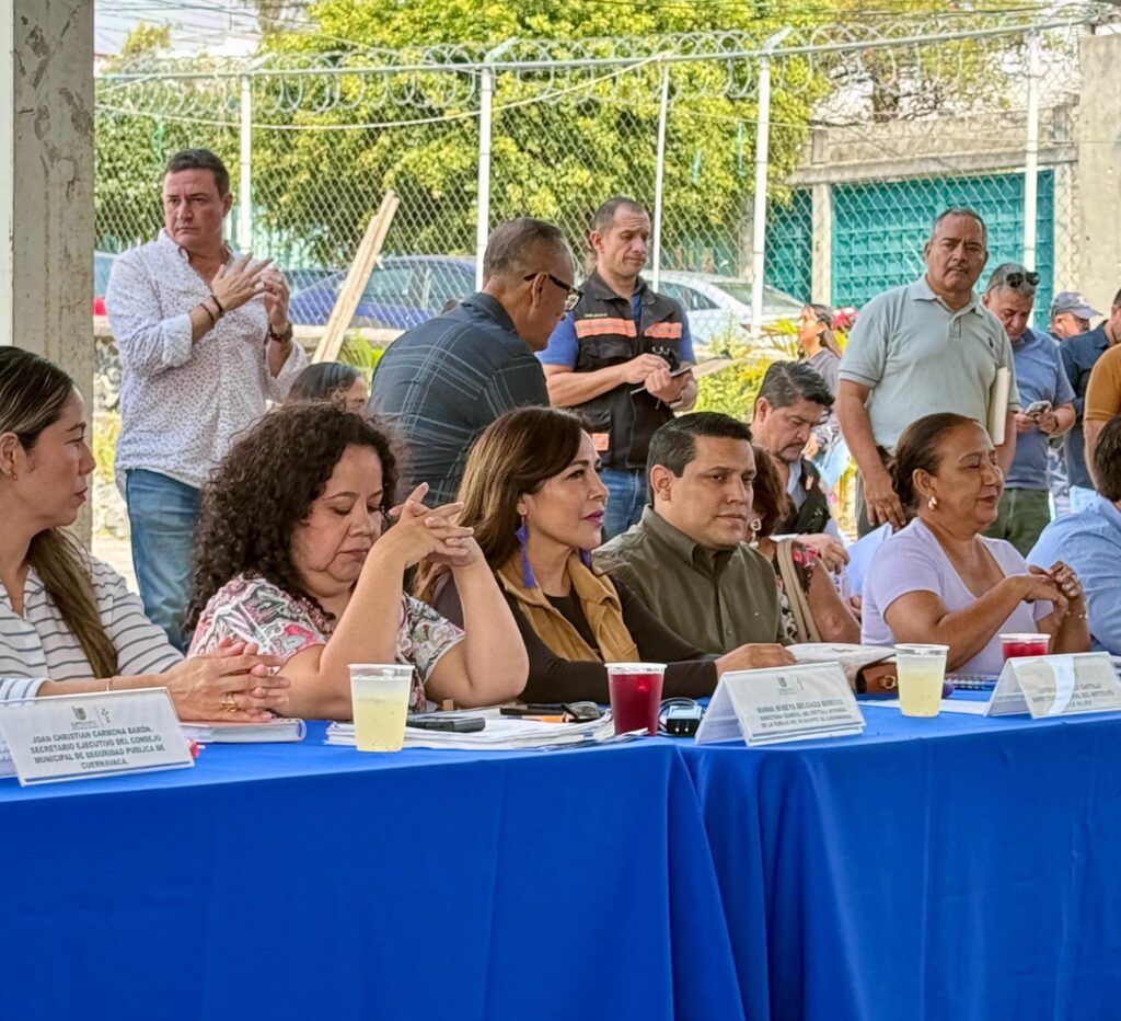 Personal del IMC brindando atención e información durante Cabildo Abierto en el mercado de Altavista en Cuernavaca.