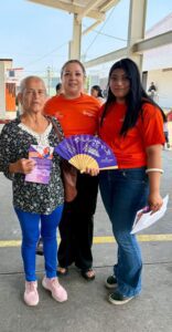 Personal del IMC brindando atención e información durante Cabildo Abierto en el mercado de Altavista en Cuernavaca.