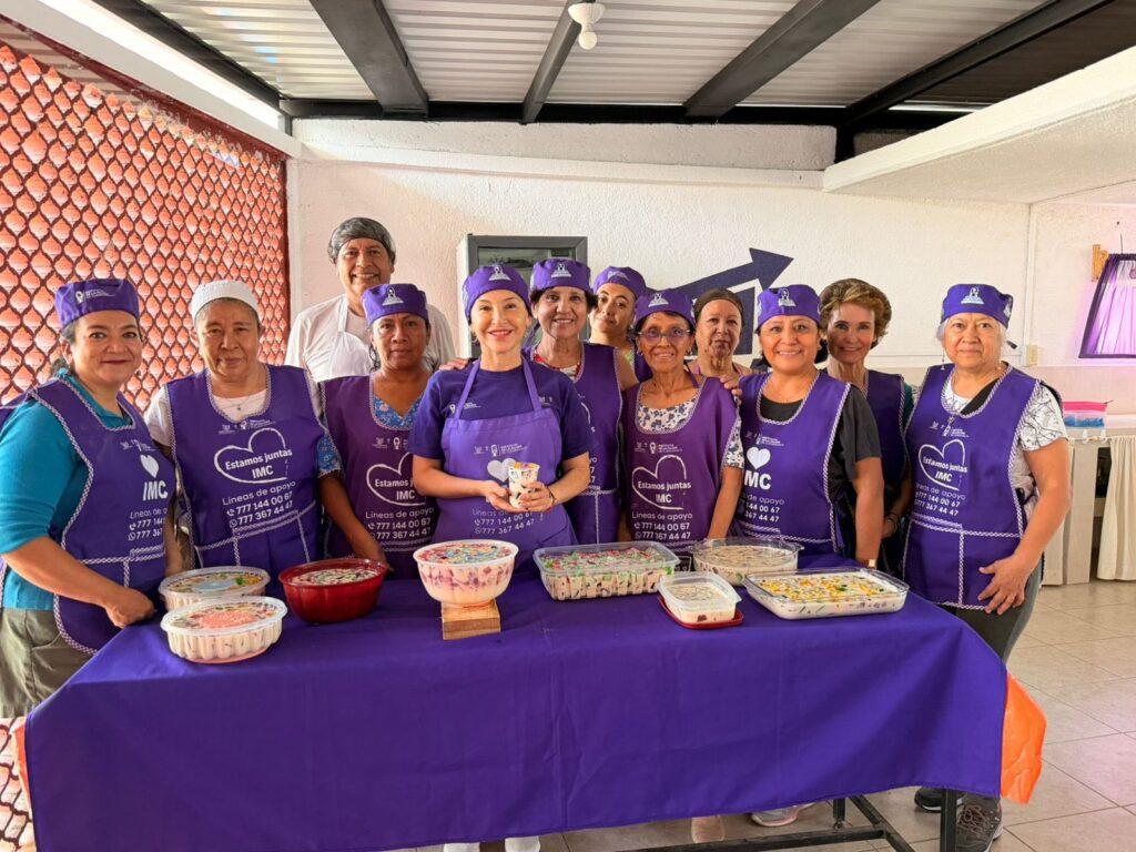 Mujeres participando en talleres de gastronomía del IMC, desarrollando habilidades para el emprendimiento en Cuernavaca.