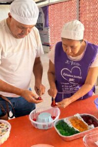Mujeres participando en talleres de gastronomía del IMC, desarrollando habilidades para el emprendimiento en Cuernavaca.