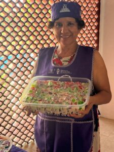 Mujeres participando en talleres de gastronomía del IMC, desarrollando habilidades para el emprendimiento en Cuernavaca.