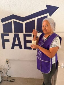 Mujeres participando en talleres de gastronomía del IMC, desarrollando habilidades para el emprendimiento en Cuernavaca.