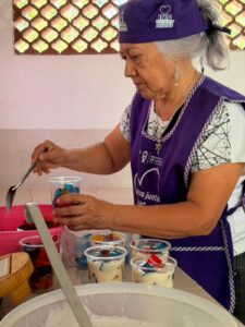 Mujeres participando en talleres de gastronomía del IMC, desarrollando habilidades para el emprendimiento en Cuernavaca.