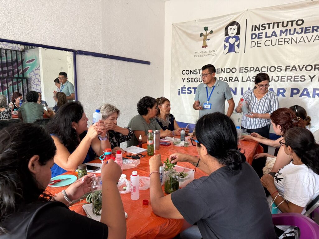 Participantes elaborando repelente natural en taller ecológico organizado por IMC y SAPAC en Cuernavaca.