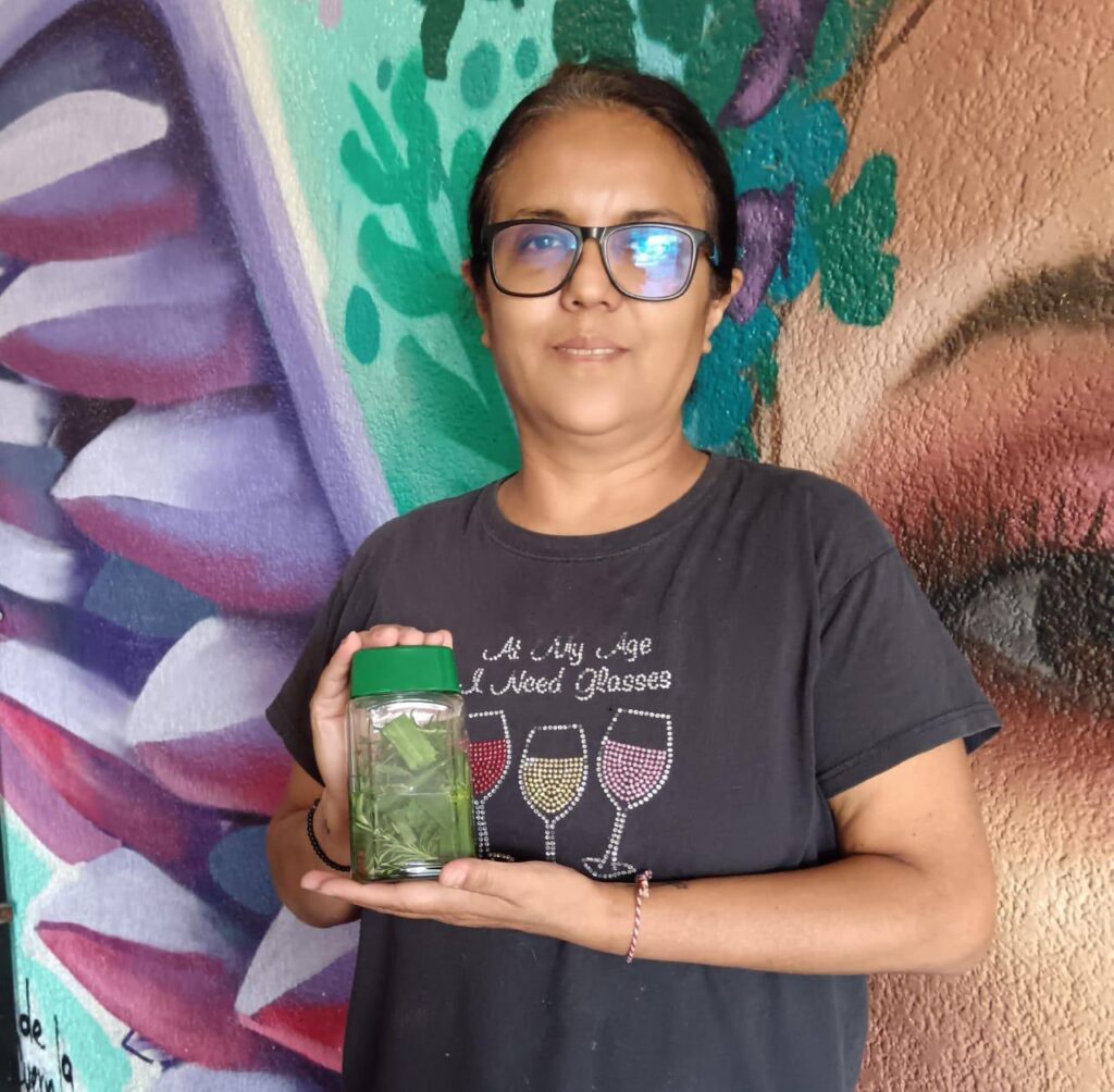 Participantes elaborando repelente natural en taller ecológico organizado por IMC y SAPAC en Cuernavaca.