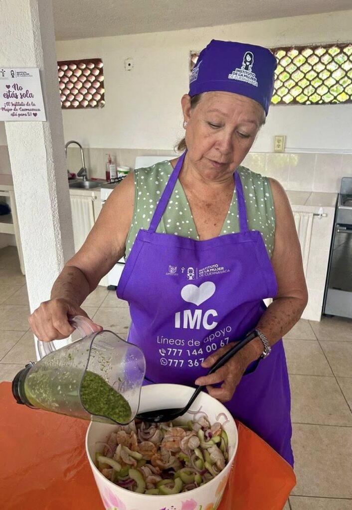 Mujeres participando en taller de aguachile verde del programa FAEM del IMC en Cuernavaca.