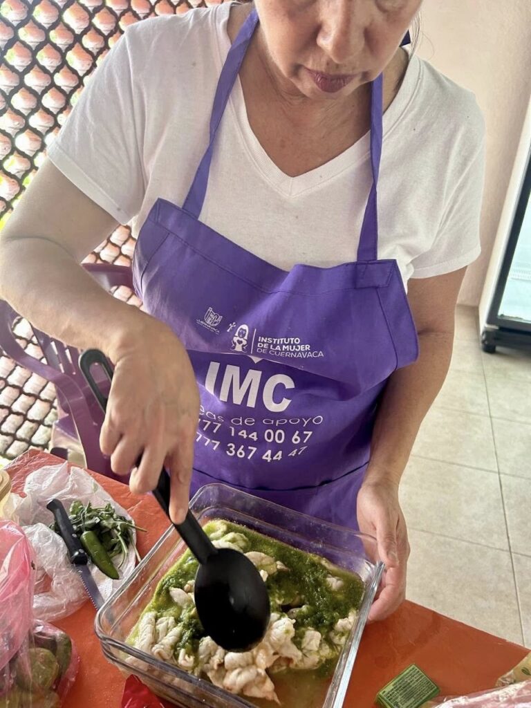 Mujeres participando en taller de aguachile verde del programa FAEM del IMC en Cuernavaca.
