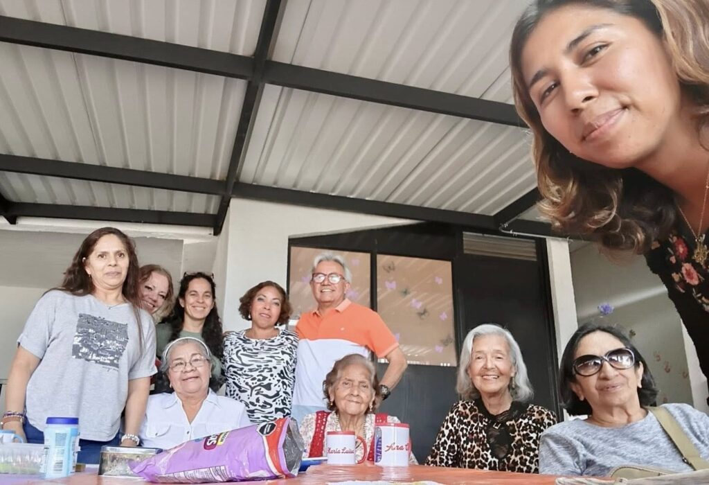 Participantes del Taller de Lectoescritura del IMC durante actividades por el Día del Libro y la Rosa en Cuernavaca.