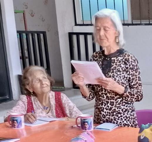 Participantes del Taller de Lectoescritura del IMC durante actividades por el Día del Libro y la Rosa en Cuernavaca.