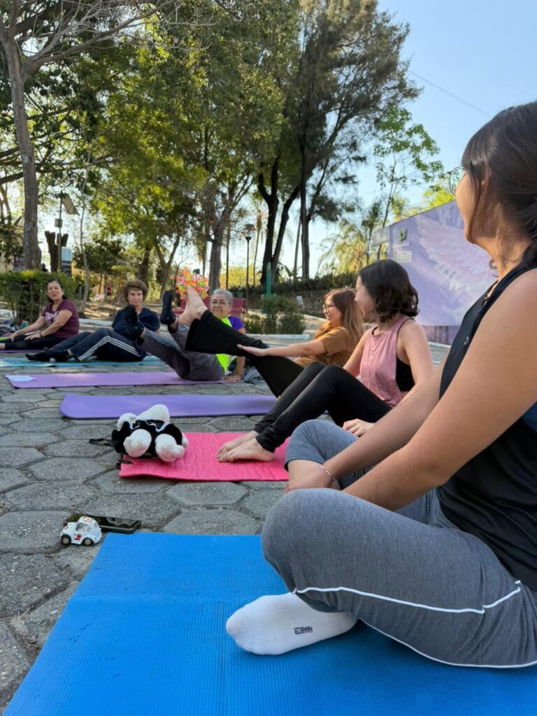 Participantes en clase especial de yoga organizada por el IMC durante el Día de la Niña y el Niño en Cuernavaca.